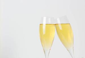 Volle Champagnergläser vor weißem Hintergrund