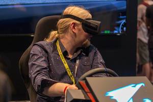 VR-Gaming: AORUS Virtual Reality glasses, tested by a man during Gamescom