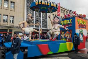 Wagen beim Rosenmontagszug - Rente mit siebzig - Kölner Karneval 2018