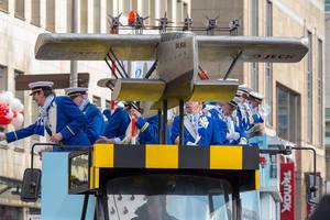 Wagen der KG Sr. Tollität Luftflotte mit einem Flugzeug auf dem Dach beim Rosenmontagszug - Kölner Karneval 2018
