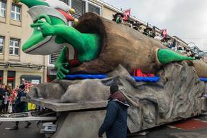 Wagen mit einer Echse im Baumstamm - Kölner Karneval 2018