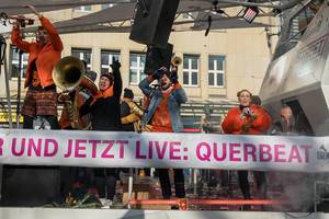 Wagen von Street Gigs mit der Brassband Quearbeat beim Rosenmontagszug - Kölner Karneval 2018
