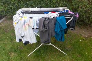 Wäscheständer mit trocknender Wäsche im Garten