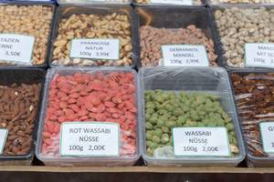 Wassbi-Nüsse und andere Nüsse an einem Stand am Naschmarkt