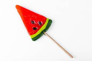 Wassermelonen-Lolli auf einem Holzstab aufgespießt, auf weißem Hintergrund