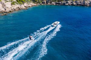 Wasserski fahren in der felsigen Bucht nahe Agii Anargir der griechischen Urlaubsinsel Spetses