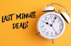 Wecker mit dem Text ‘Last minute deals’ vor gelbem Hintergrund