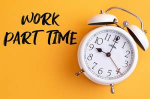 Wecker mit dem Text ‘Work part time’ vor gelbem Hintergrund