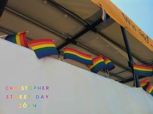 Wehende LGBTQ-Flaggen in Regenbogenfarben auf einem Parade-wagen während des Christopher Street Day in Köln