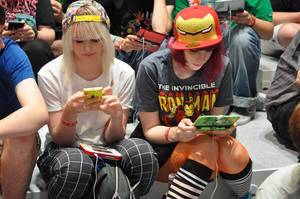 Weibliche Zocker mit Nintendo DS auf der Gamescom