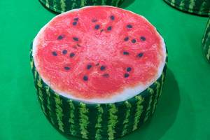 Weicher Hocker im Look einer Wassermelone