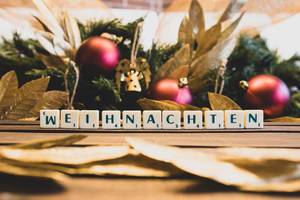 Weihnachte mit Scrabble Buchstaben vor Weihnachtsschmuck