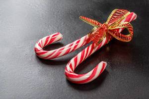 Weihnachtliche Süßigkeiten auf schwarzem Hintergrund
