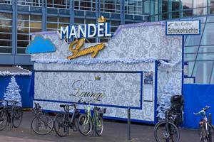 Weihnachtlicher Eingang Mandel Lounge, in welcher Schokofrüchte verkauft werden am Kölner Mauritiuswall