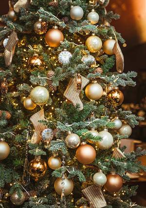 Weihnachtsbaum mit goldenen Kugeln, Socken und Uhren