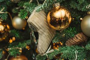 Weihnachtsbaum Schmuck mit goldenen Kugeln und Socken