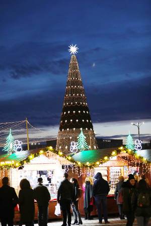 Weihnachtsbaum und Besucher beim Weihnachtsmarkt in Bucharest