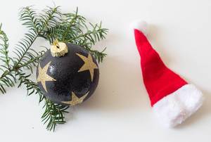 Weihnachtsbaumkugel und Nikolausmütze
