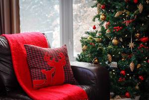 Weihnachtsdekoration mit Rentier-Kissen und Weihnachtsbaum
