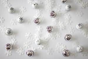 Weihnachtsdekoration weiße und silberne Schneeflocken auf weißem Hintergrund