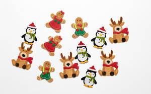Weihnachtsdekorationen, Pinguine, Lebkuchenmännchen, Rentiere aus Filz vor weißem Hintergrund