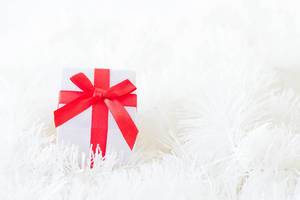 Weihnachtsgeschenk auf weißem Weihnachtsbaumschmuck