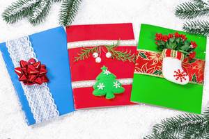 Weihnachtsgrußkarten in rot, grün und blau