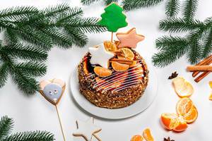 Weihnachtskuchen mit Lebkuchen, Mandarinen auf einem Neujahreshintergrund