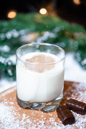 Weihnachtsmotiv - Ein Glas Milch mit Schokoladen - Dominosteinen