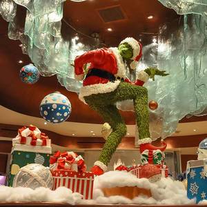Weihnachtsmuffel aus Kinderfilm, in einem festlich-dekorierten Einkaufszentrum