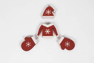 Weihnachtspullover mit Mütze und Fäustlingen aus Holz auf weißem Hintergrund