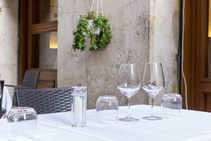 Weingläser auf einem Tisch eines Cafes in Rom