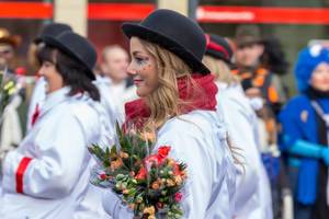 Weiß gekleidete junge Frau mit Blumen - Kölner Karneval 2018