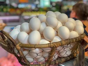 Weiße Eier auf dem Danilovsky Market in Moskau