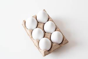 Weiße Eier im Karton