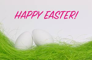 Weiße Ostereier in grünem Gras mit Text Happy Easter auf weißem Hintergrund