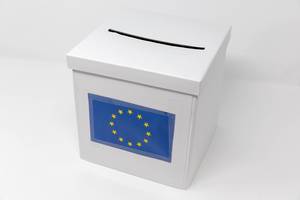 Weiße Wahlurne für die Europawahl, vor hellem Hintergrund