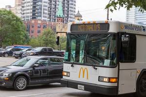 Weißer Bus macht Werbung für McDonald