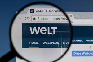 Welt logo on a computer screen with a magnifying glass