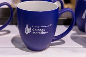 Werbegeschenk und Souvenirs für Läufer des Chicago Marathons - blaue Bank Of Amerika Tasse in der Nahaufnahme