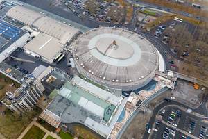 Westfalenhalle auf der Luft fotografiert: Luftbild zeigt rundes Gebäude und Veranstaltungsgelände in Dortmund