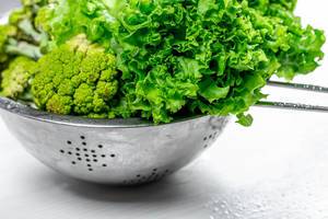 Wet lettuce and broccoli in a sieve (Flip 2019)
