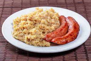 Wheat porridge with fried sausages