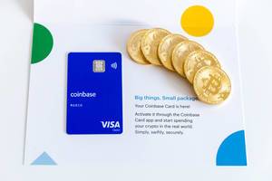 Willkommenspaket Coinbase-Karte mit goldenen Bitcoins, mit Kryptowährung überall einkaufen