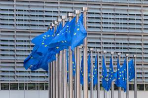 Wind weht die Flaggen der Europäischen Union vor dem Berlaymont-Gebäude in Brüssel, Belgien