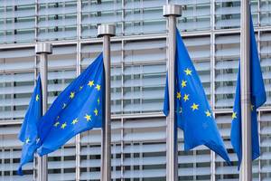 Wind weht die Flaggen der Europäischen Union vor dem Gebäude des Europäischen Komitee in Brüssel, Belgium