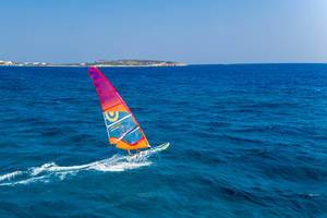 Windsurfer alleine auf der blauen See in der Ägäis