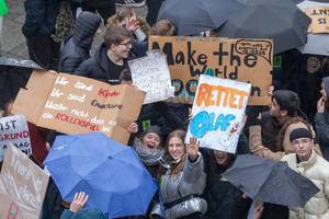 Winkende Jugendliche mit "Rettet Olaf" Schild auf globale Umweltschutzdemonstration in Köln