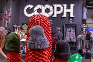 Wintermützen von Cooph auf einem künstlichen roten Kaktus