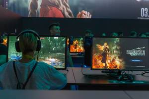 Woman plays with the Final Fantasy VII Remake at the Gamescom in Cologne, Germany